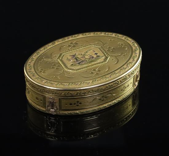 A late 18th century Swiss three colour gold oval snuff box, makers mark, incuse VM, Geneva, circa 1790, 7cm.